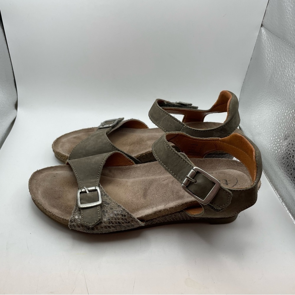 SOLD! Taos Traveler green leather wedge sandals women’s 6